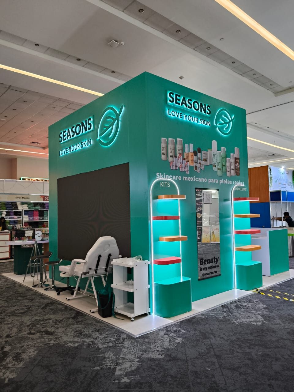 IT Pharma — Stand modular — retroiluminado negro